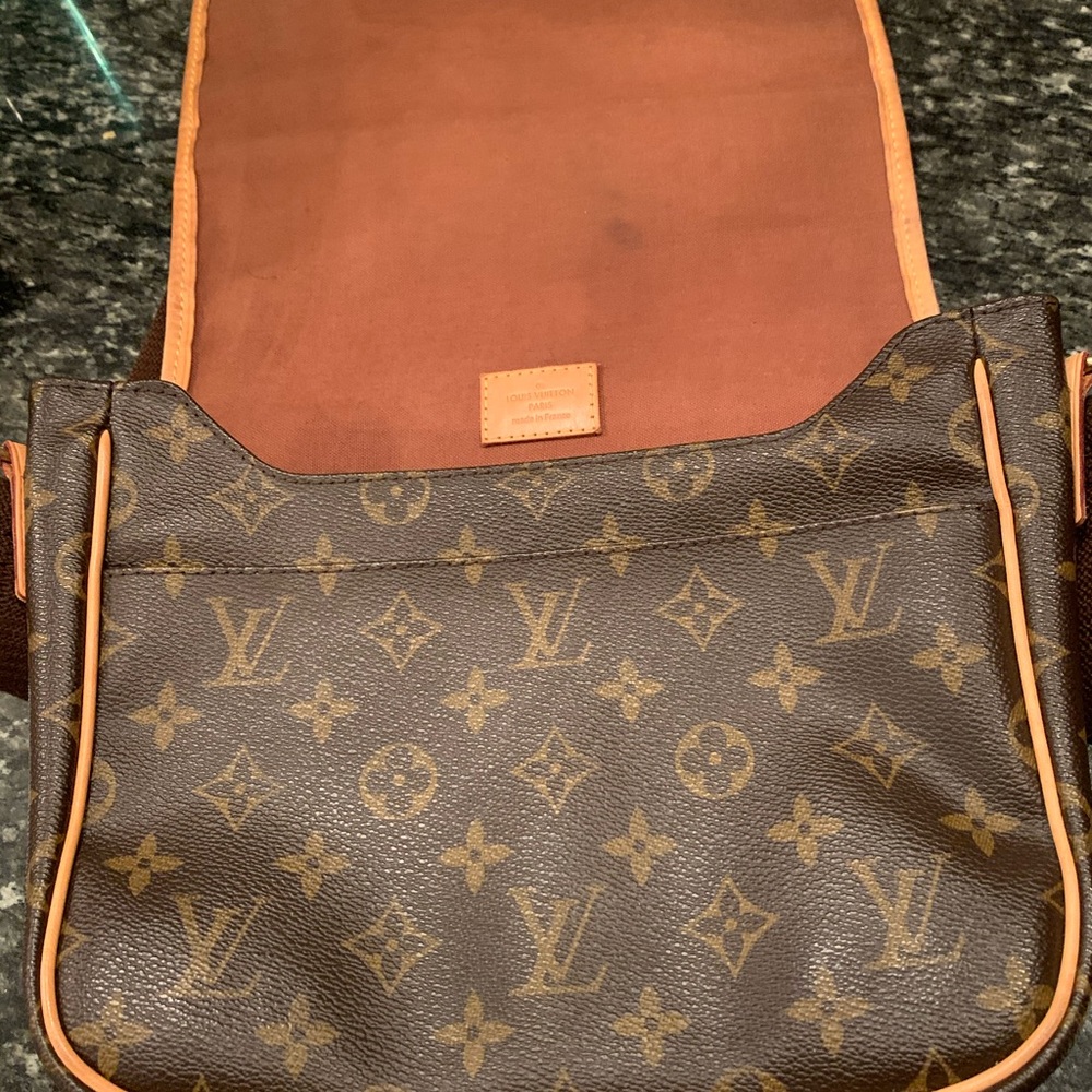 Good condition Louis Vuitton crossbody - Picture 2 of 11
